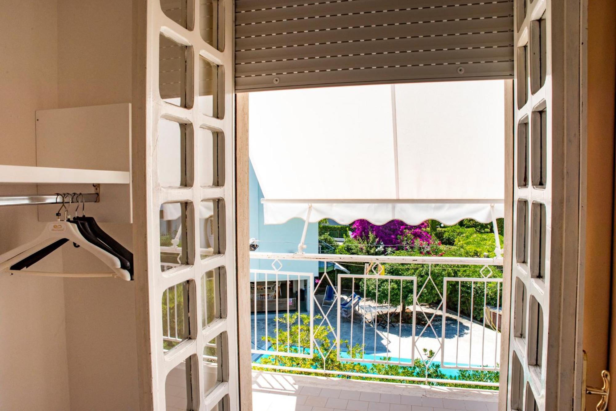 Solaris Paestum Bed & Breakfast Bagian luar foto