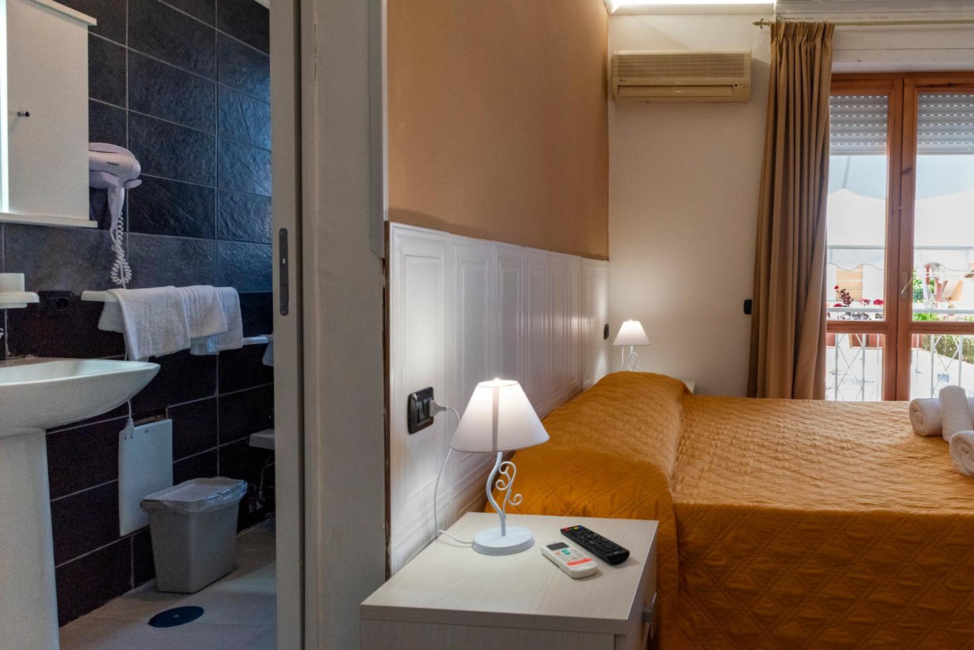 Solaris Paestum Bed & Breakfast Bagian luar foto