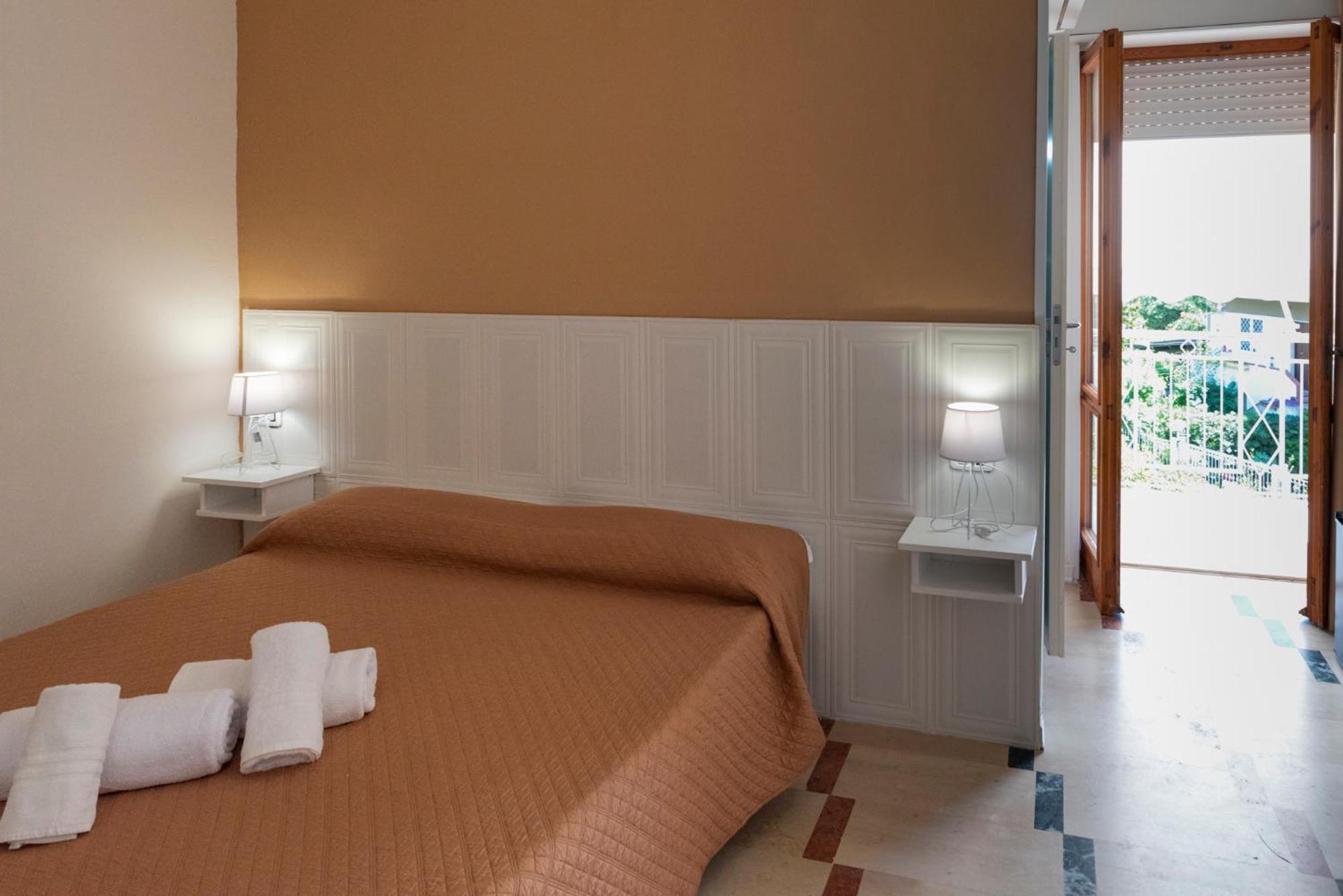 Solaris Paestum Bed & Breakfast Bagian luar foto