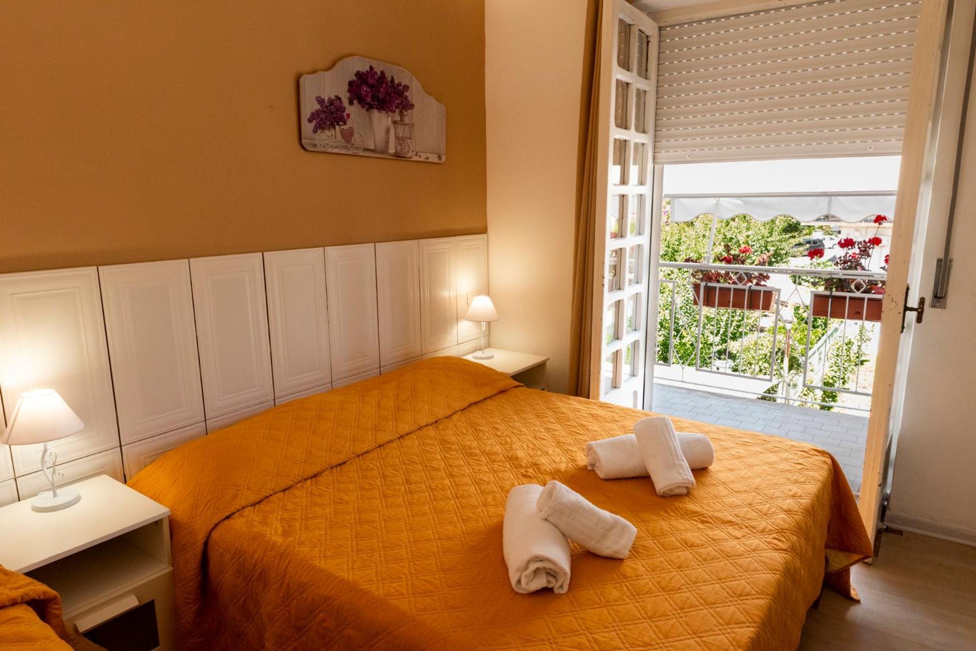 Solaris Paestum Bed & Breakfast Bagian luar foto